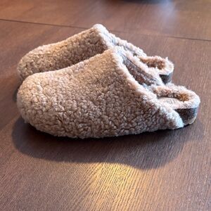 INTENTIONALLY BLANK - APRES Slippers - Indoor Outdoor Cozy in Tan Sherpa
